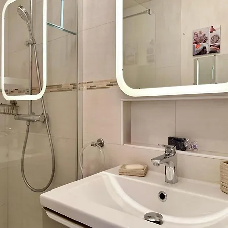 Deux Pieces Avec Vue Imprenable Sur La Crique Notre-dame *